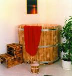 Sauna Tauchbecken aus Holz Fichte geflammt, innen farblos
